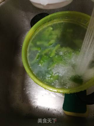 蛋炒苦瓜的做法步骤：2