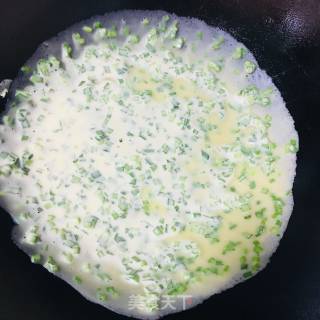 韭菜蛋饼的做法步骤：4