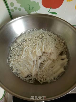 家常菜＃金针菇炒青椒的做法步骤：2