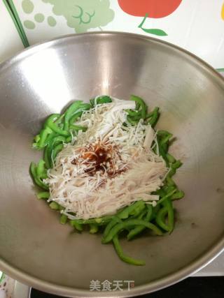 家常菜＃金针菇炒青椒的做法步骤：4