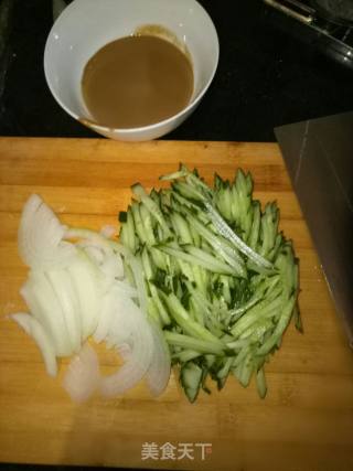 芝麻酱拌黄瓜丝的做法步骤：1
