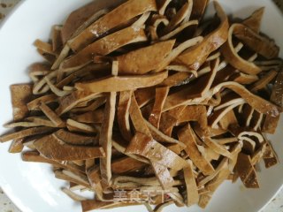 卤豆干和韭菜的约会的做法步骤：2