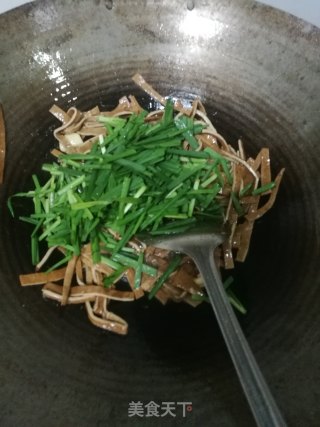 卤豆干和韭菜的约会的做法步骤：3