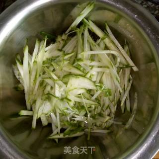 黄瓜鸡蛋饼的做法步骤：2