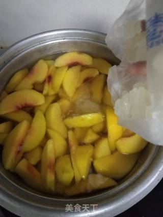 黄桃罐头的做法步骤：3