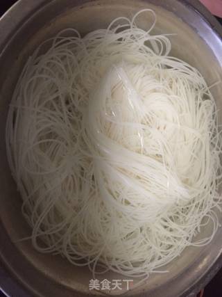 泡椒蒜泥米线虾的做法步骤：1