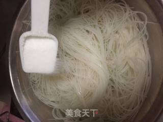泡椒蒜泥米线虾的做法步骤：3