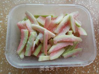 凉拌西瓜皮的做法步骤：2