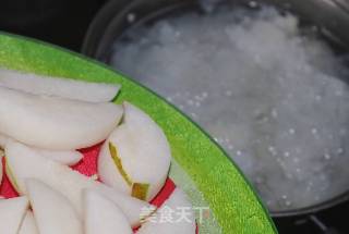 夏季必喝的饮料—冰糖雪梨百合银耳汤的做法步骤：4