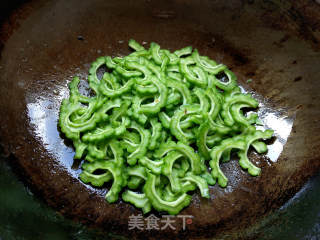 豆豉鲮鱼炒苦瓜的做法步骤：5