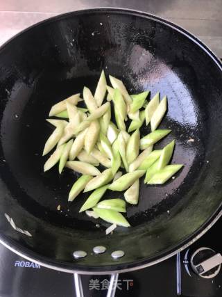 虾皮炒丝瓜的做法步骤：5