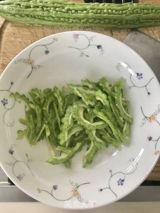 不苦的苦瓜鸡蛋的做法步骤：2