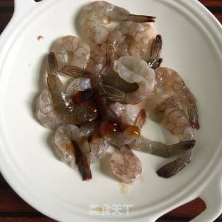 鲜虾炒丝瓜的做法步骤：2