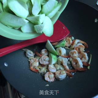 鲜虾炒丝瓜的做法步骤：7