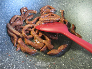 灯椒炒牛柳的做法步骤：4