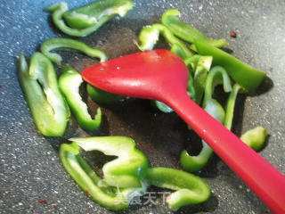 灯椒炒牛柳的做法步骤：5