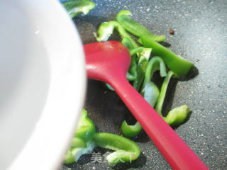 灯椒炒牛柳的做法步骤：6