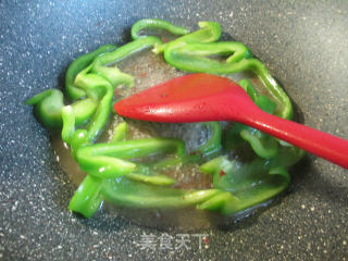 灯椒炒牛柳的做法步骤：7