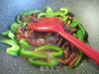 灯椒炒牛柳的做法步骤：8