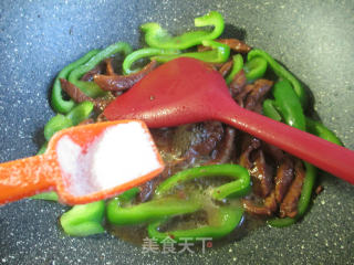 灯椒炒牛柳的做法步骤：9