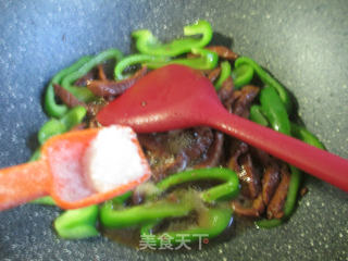 灯椒炒牛柳的做法步骤：10