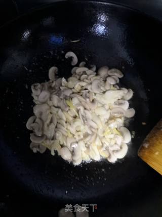 鸡胸肉炒口蘑的做法步骤：2