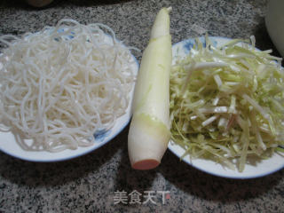 茭白韭菜芽炒米粉的做法步骤：1