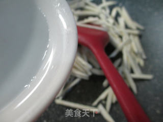 茭白韭菜芽炒米粉的做法步骤：4