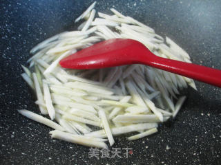 茭白韭菜芽炒米粉的做法步骤：5