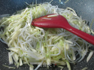 茭白韭菜芽炒米粉的做法步骤：6