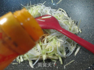 茭白韭菜芽炒米粉的做法步骤：7