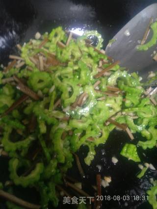 苦瓜炒茶干的做法步骤：2