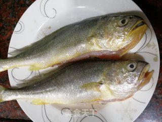 香煎黄花鱼焗豆酱的做法步骤：1