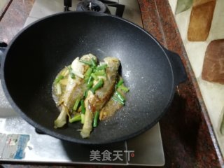 香煎黄花鱼焗豆酱的做法步骤：6