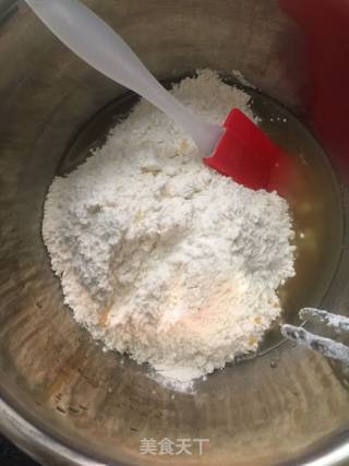 红豆沙蛋黄月饼的做法步骤：2