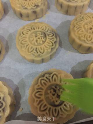 红豆沙蛋黄月饼的做法步骤：13