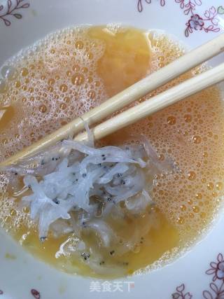 银鱼炒鸡蛋的做法步骤：2