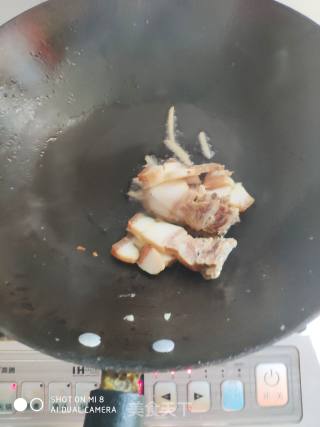 荷兰豆木耳炒腊肉的做法步骤：2