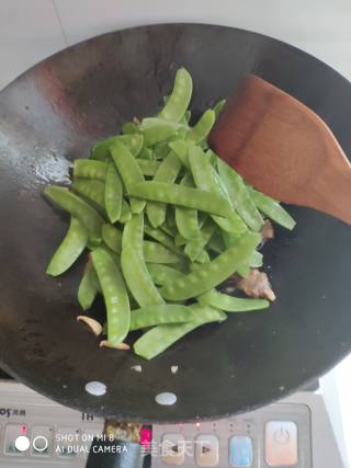 荷兰豆木耳炒腊肉的做法步骤：3