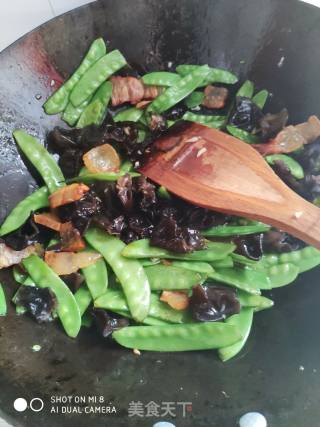 荷兰豆木耳炒腊肉的做法步骤：5