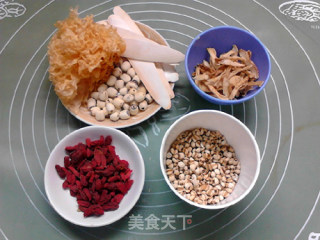 薏莲山药玉竹银耳汤的做法步骤：1