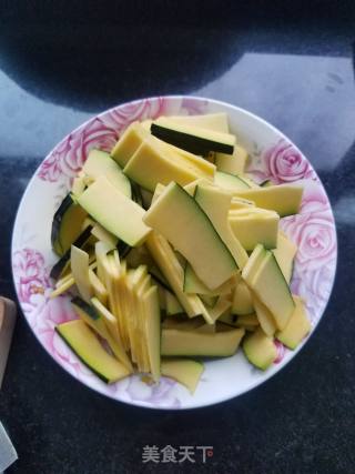 鸡蛋炒南瓜片的做法步骤：1