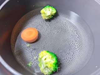 【宝宝辅食】鲜虾杂蔬蛋卷的做法步骤：3