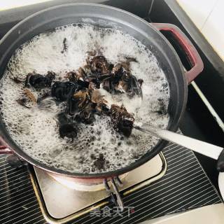 芹菜黑木耳的做法步骤：1
