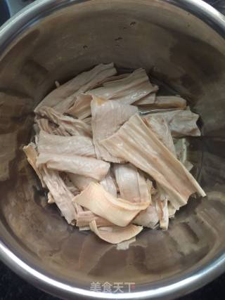 凉拌芹菜腐竹花生的做法步骤：1