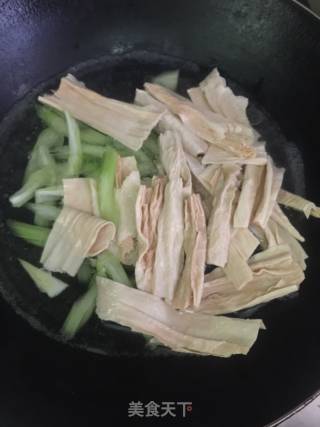 凉拌芹菜腐竹花生的做法步骤：3