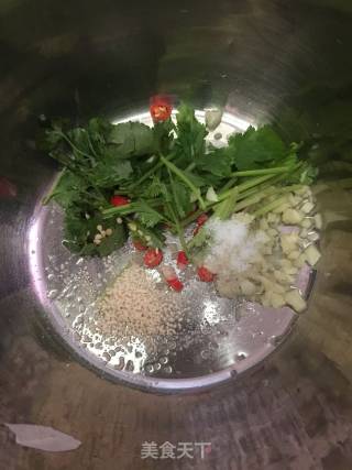 凉拌芹菜腐竹花生的做法步骤：4
