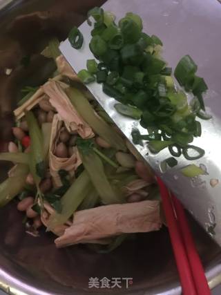 凉拌芹菜腐竹花生的做法步骤：8