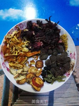 酸梅汤的做法步骤：1