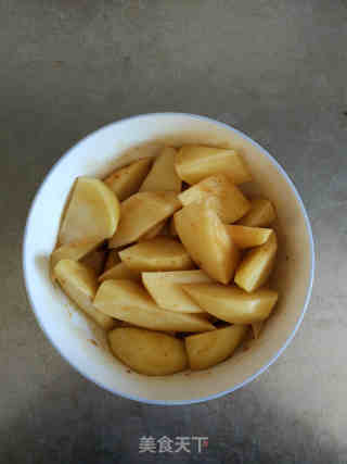 沙茶微波烤土豆的做法步骤：2